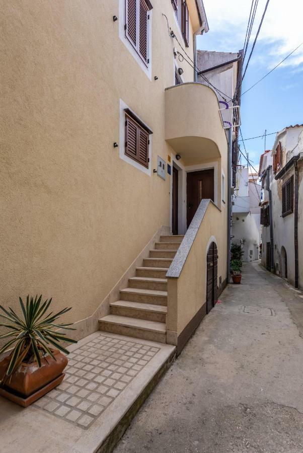 Apartments Riva Baška Eksteriør billede