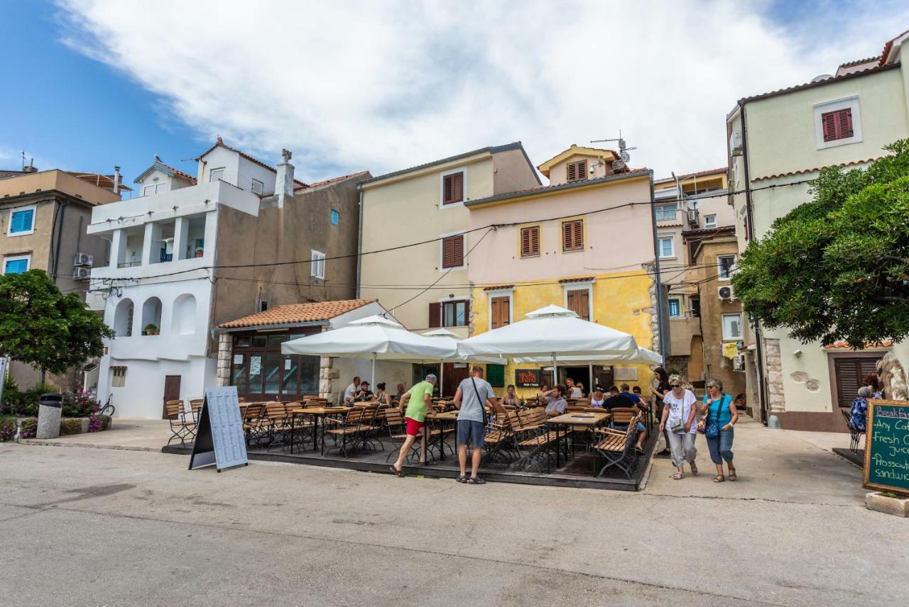 Apartments Riva Baška Eksteriør billede
